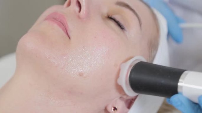 专业美容师用羧基治疗仪治疗女人的脸