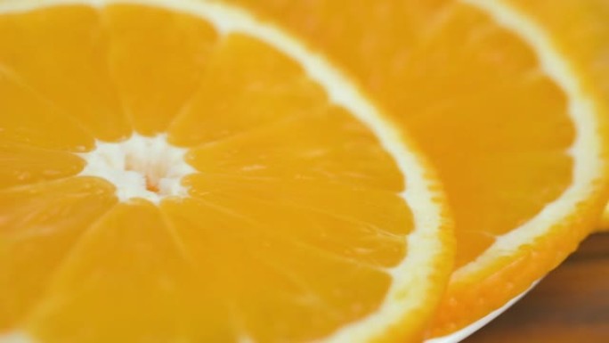 盘子上切成薄片的橙色柑橘类水果，特写镜头，平移运动
