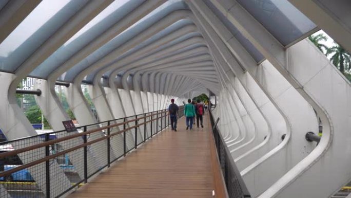 雅加达市中心著名的步行桥慢动作步行全景4k印度尼西亚
