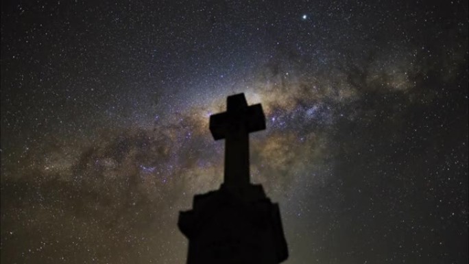 带有银河系夜间时间流逝的墓地墓碑