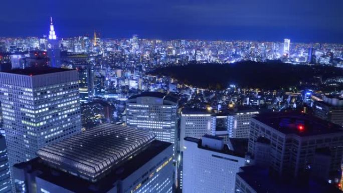 摩天大楼两旁的城市夜景