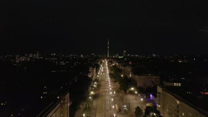 在COVID 19冠状病毒大流行期间，空无一人的卡尔-马克思-阿利街夜间向德国柏林亚历山大广场电视塔