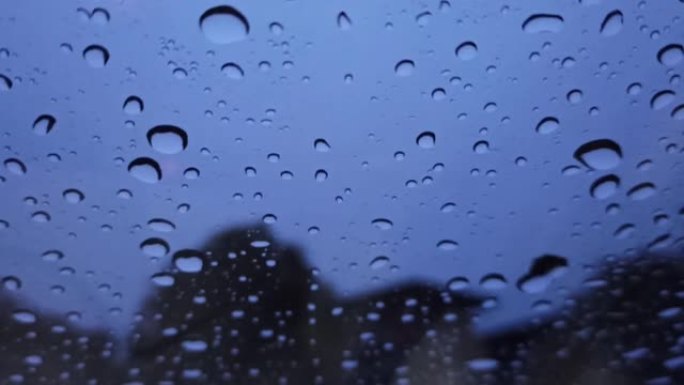 雨滴在挡风玻璃上，以自然为背景，看起来清新，为背景和文字。