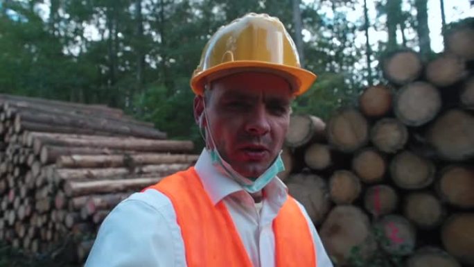 一名男博主摘下面具，谈论大量木材走私。