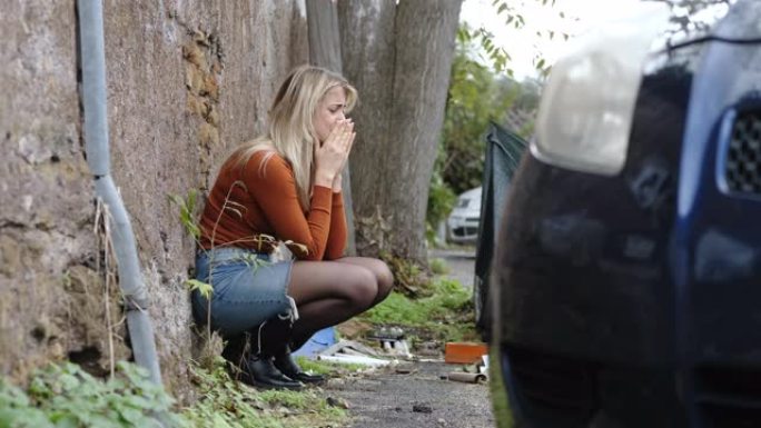 苦恼，问题-绝望的女人蹲在垃圾中的地上