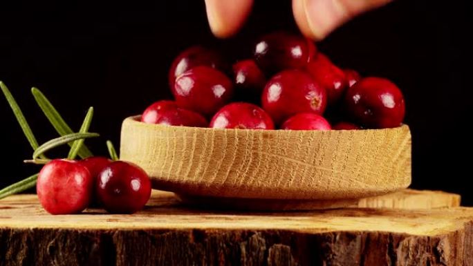 木碗中新鲜成熟的蔓越莓。