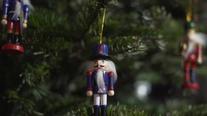 圣诞树上的装饰玩具胡桃夹子。4K多莉滑块拍摄。背景模糊的圣诞树上的胡桃夹子士兵。