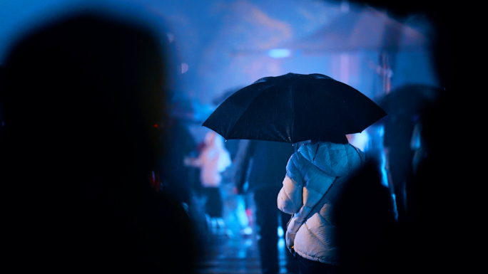 雨夜下雨晚上下雨晚上大雨十字路口雨夜街道