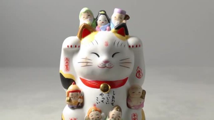 Maneki-neko，幸运猫，两只爪子都举起，招揽顾客和金钱。