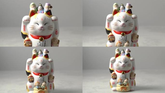 Maneki-neko，幸运猫，两只爪子都举起，招揽顾客和金钱。