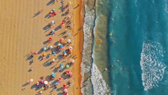 海滩和人蔚蓝海岸海水海浪海洋