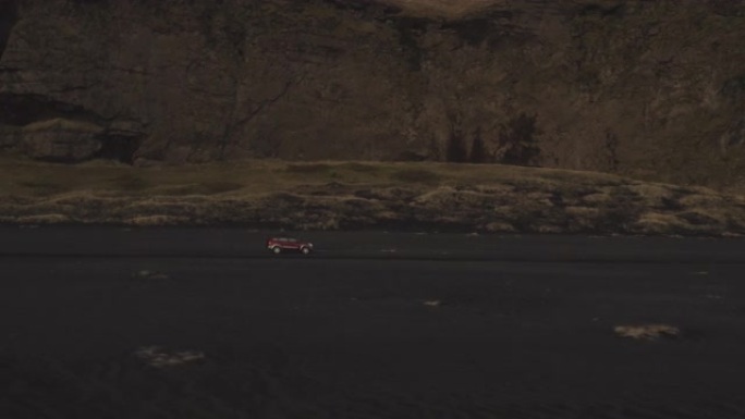 吉普车在黑沙上行驶的无人机