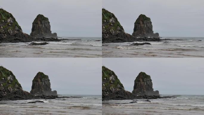 强烈的海浪袭击了食人族湾附近的岩石形成