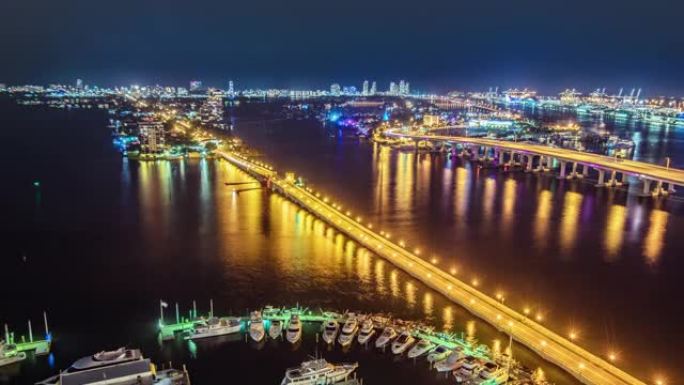 延时-晚上美国佛罗里达州迈阿密的市中心天际线在比斯坎湾上空