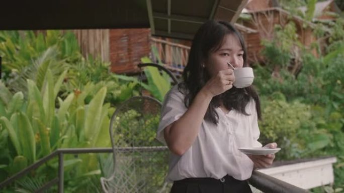 亚洲女孩喝点热咖啡。