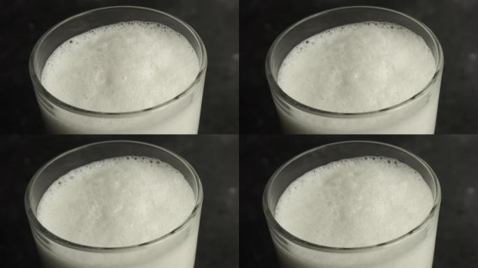 搅打时牛奶表面的泡沫和气泡。新鲜牛奶