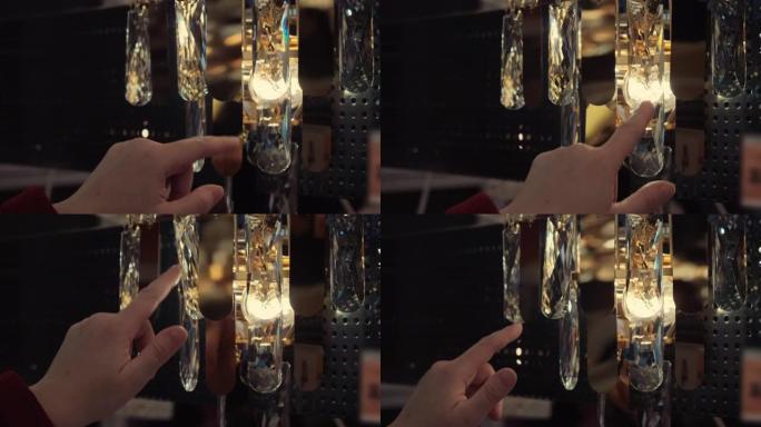 女性手触摸复古灯的玻璃花瓣