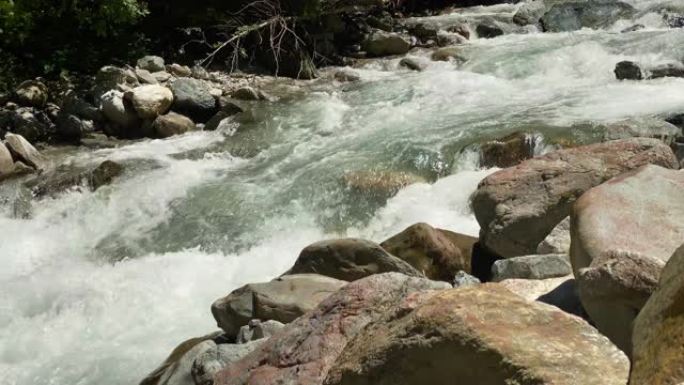 高山溪流森林海氧吧瀑布溪流水