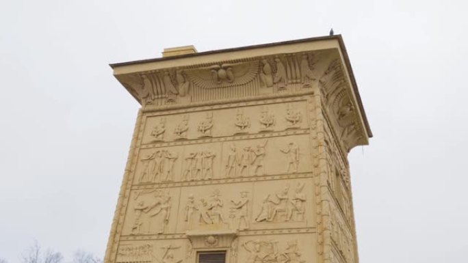 埃及门金字塔塔建筑鸟古董柱尼梅斯和荷鲁斯