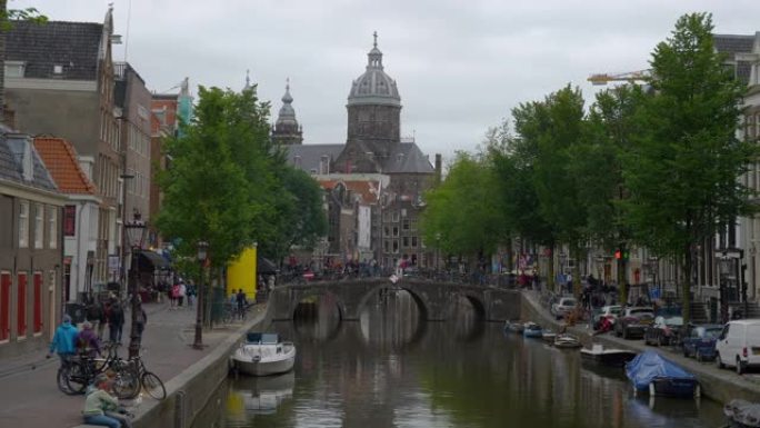 多云的一天阿姆斯特丹市中心著名的大教堂运河景观慢动作全景4k荷兰