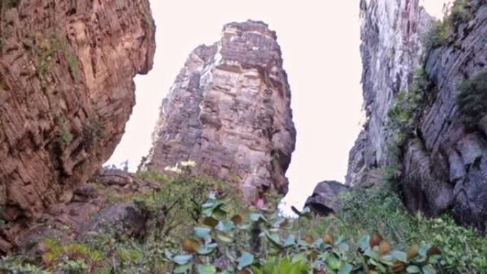 在奥扬特普伊山顶的大教堂岩石的平移视图