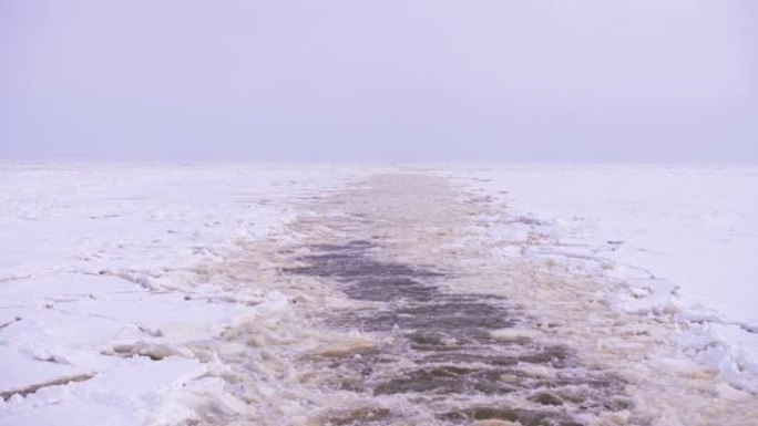 北冰洋移动破冰船的后视图