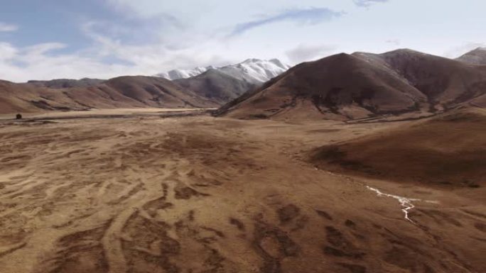 新西兰被雪山包围的黄色草原谷，《指环王》中洛汗的电影外景