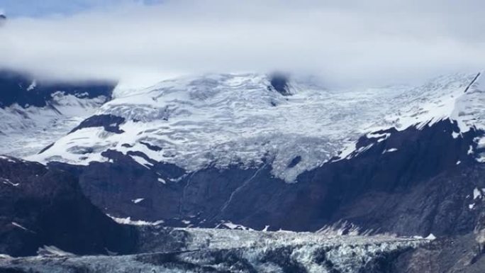 山上的低云和阿拉斯加的约翰·霍普金斯冰川。