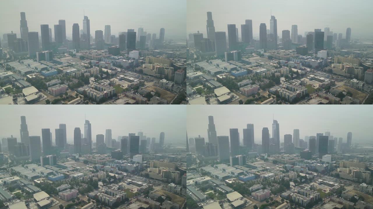洛杉矶市中心。空气污染烟雾。空气质量差。通往洛杉矶市中心的道路上的汽车。美国城市生活。