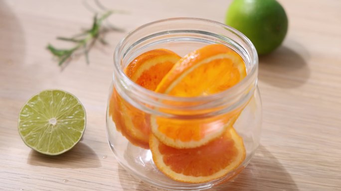 玻璃罐里加入切片的橙子
