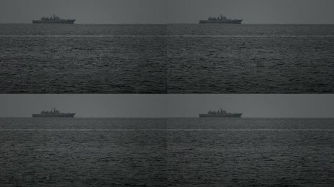 海上地平线上的军用船只