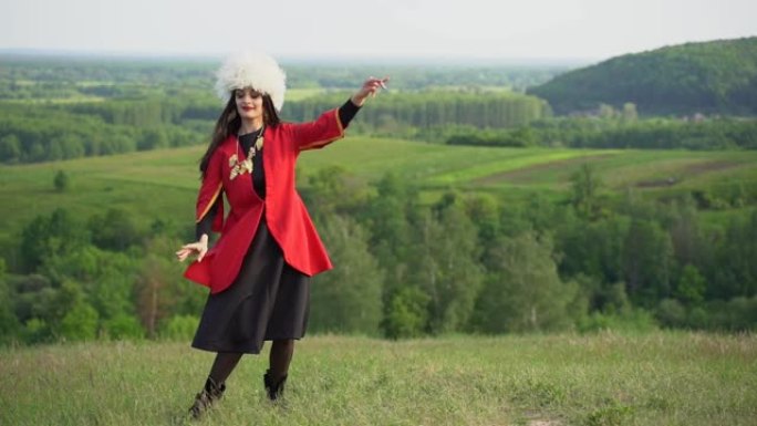 穿着白色木瓜和红色民族服装的格鲁吉亚女孩跳舞的民族舞蹈名为: rachuli，acharuli，os