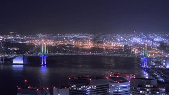 东京湾巨大桥梁和水边建筑的夜景