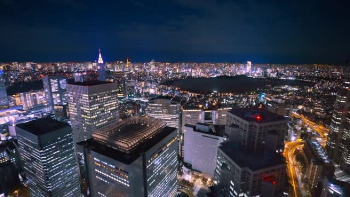 新宿的夜景衬砌着摩天大楼