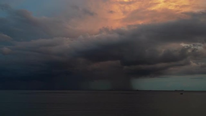 延时镜头。暴风雨，海上雷暴，海洋。一堵雨和暴风云在停泊在海上的船只上移动。