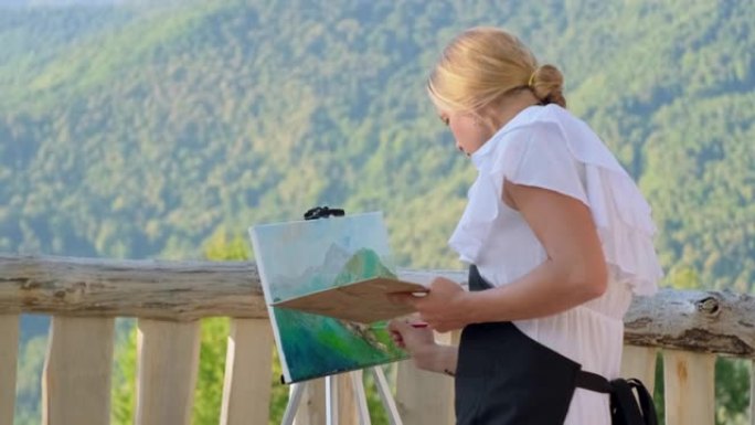 女画家正在观景台画画