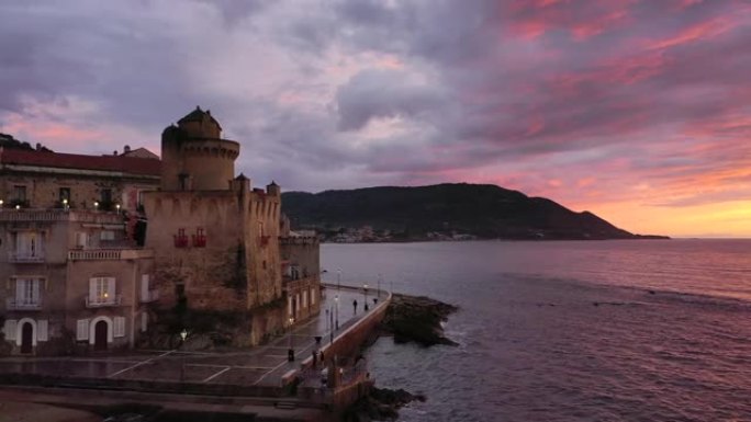 圣玛丽亚·迪·卡斯特拉巴特 (Santa Maria di Castellabate) 村，夕阳火红