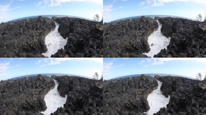 岩石缝隙中泡沫波和水的手持镜头。