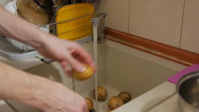 男人洗手洗土豆
