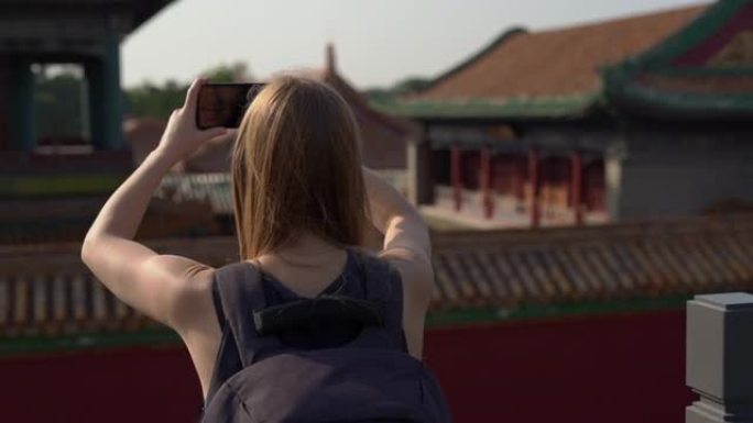 慢镜头斯坦尼康拍摄的一个年轻女子旅行博客访问紫禁城-中国皇帝的古代宫殿