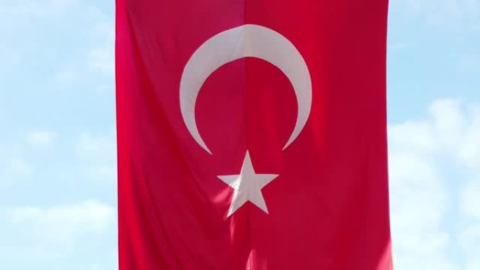 土耳其国旗上飘扬着红白相间的新月星