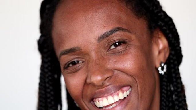 肖像黑人非洲妇女笑着微笑