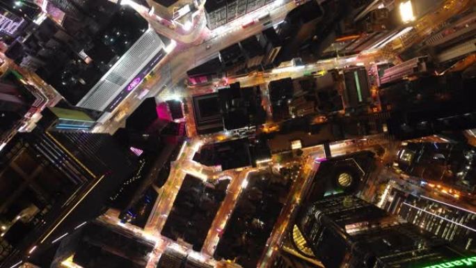 夜间照明香港城市景观市中心交通街俯冲空中全景4k