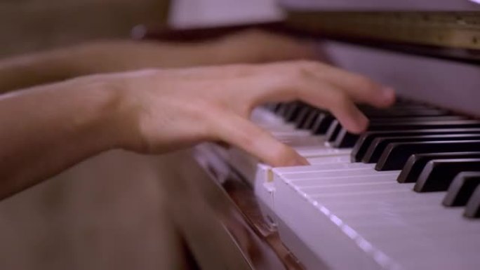 弹钢琴演奏钢琴黑白键手指跳动