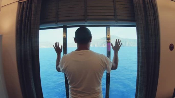 旅行者站在渡轮巡游船上的全景窗户旁