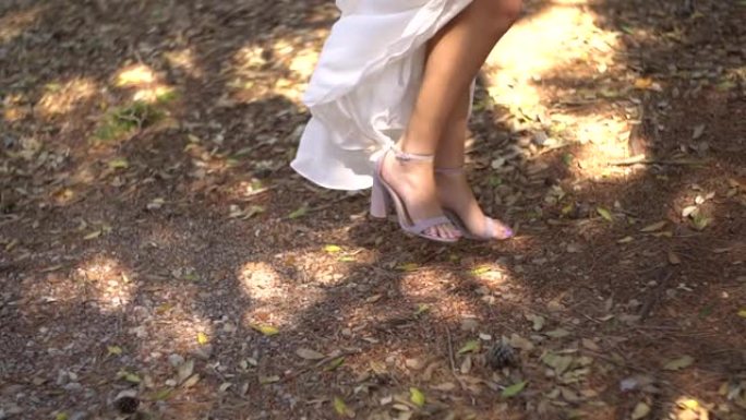 凉鞋新娘优雅的腿，婚纱飘动的裙子