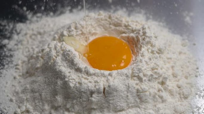 鸡蛋落入面粉，特写镜头和慢动作