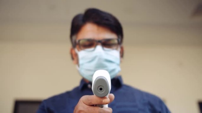 印度男医生在医院走廊走廊上戴着口罩
