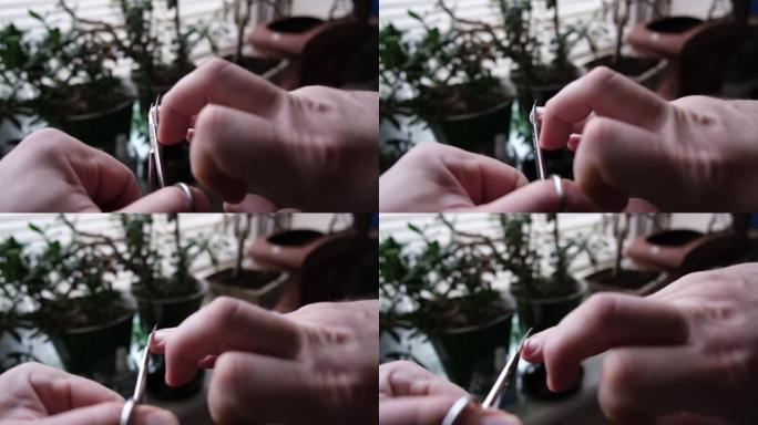 一个人用剪刀剪指甲。