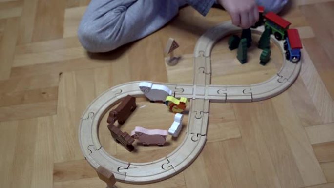 孩子们在客厅玩木制火车